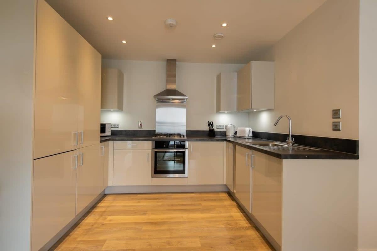 Fantastic 1 Bed Apartment In Crawley Exterior foto