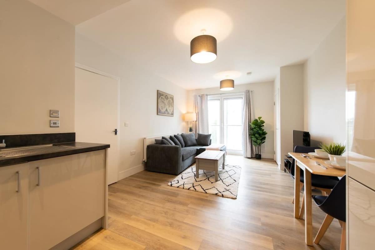 Fantastic 1 Bed Apartment In Crawley Exterior foto